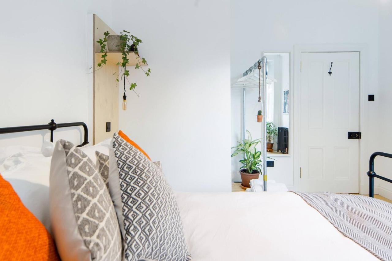 The Plywood Flat, Modern Style In A Traditional Tenement Édimbourg Extérieur photo