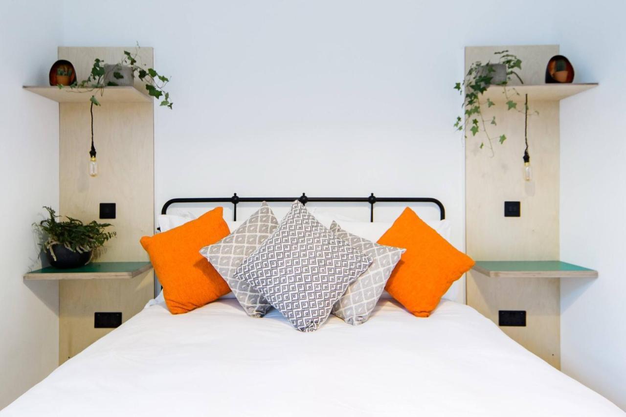 The Plywood Flat, Modern Style In A Traditional Tenement Édimbourg Extérieur photo