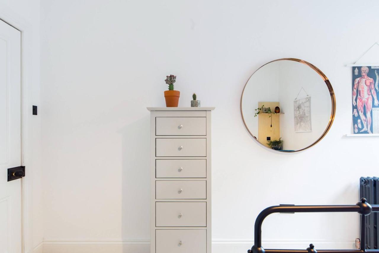 The Plywood Flat, Modern Style In A Traditional Tenement Édimbourg Extérieur photo